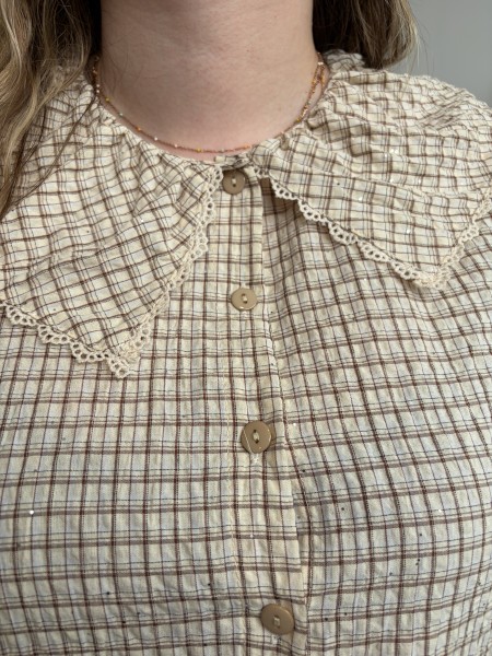 Chemise Adèle à carreaux et col Claudine beige
