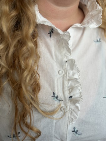 Chemise Charlotte brodée à col volanté blanche