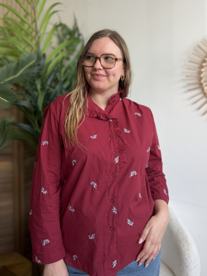 Chemise Charlotte brodée à col volanté rouge