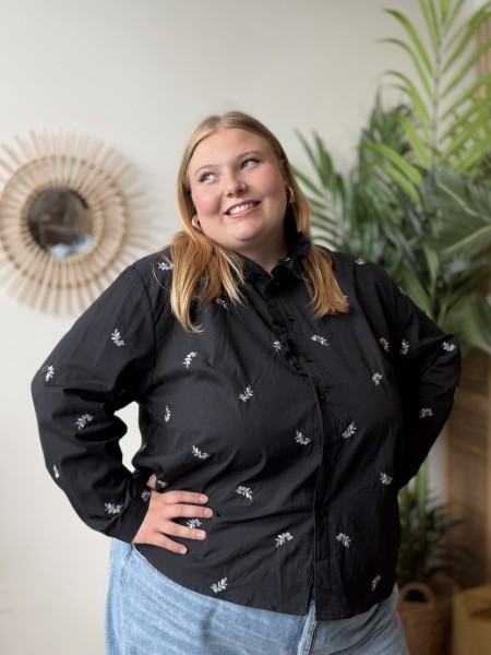 Chemise Charlotte brodée à col volanté noire - grande taille