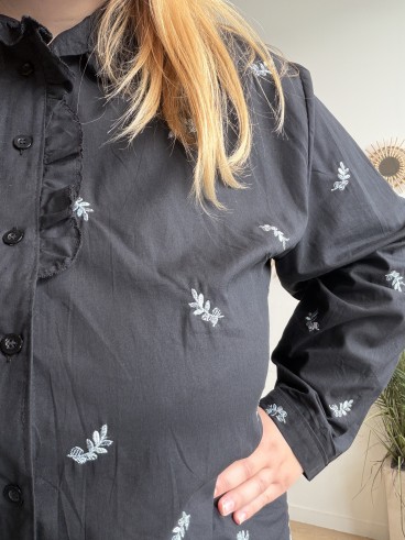 Chemise Charlotte brodée à col volanté noire - grande taille