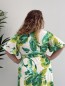 Robe longue fluide "Olivia" avec ceinture imprimé feuilles vertes curvy Robe longue fluide "Olivia" avec ceinture imprimé feuilles vertes curvy