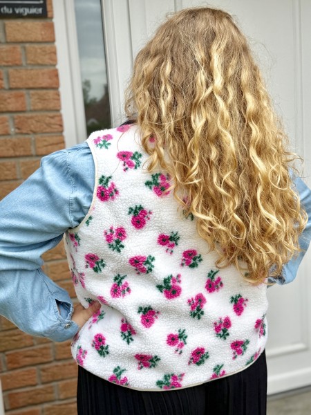 Gilet bouclette sans manches beige avec fleurs Suzie
