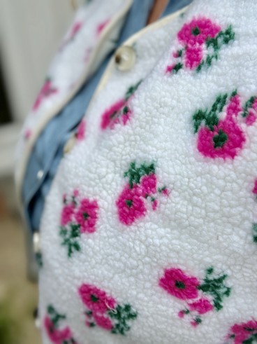 Gilet bouclette sans manches beige avec fleurs Suzie