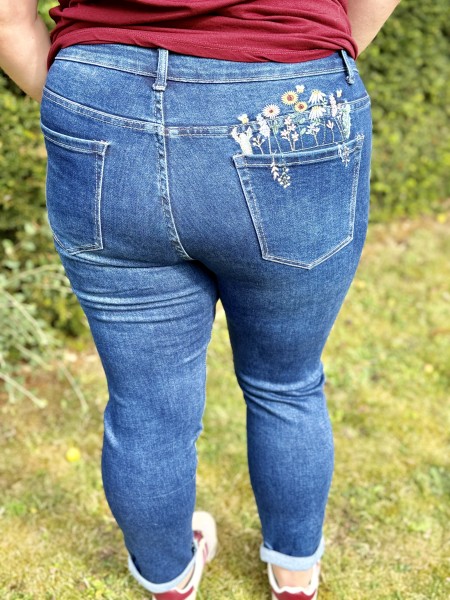 Jeans bleu mom fit avec broderie fleurs