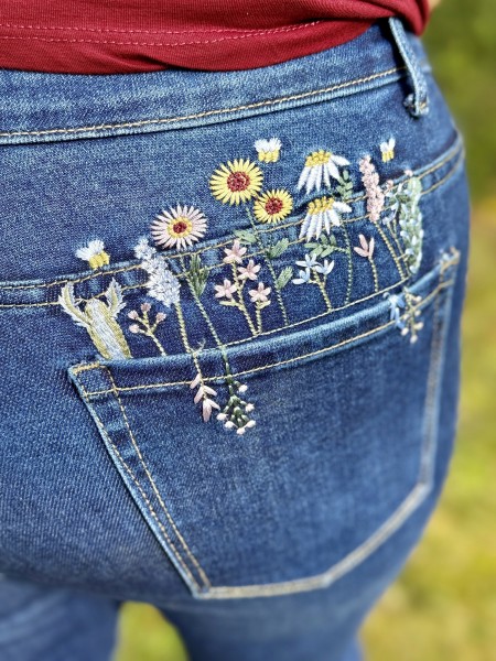 Jeans bleu mom fit avec broderie fleurs