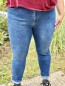 Jeans bleu mom fit avec broderie fleurs Jeans bleu mom fit avec broderie fleurs