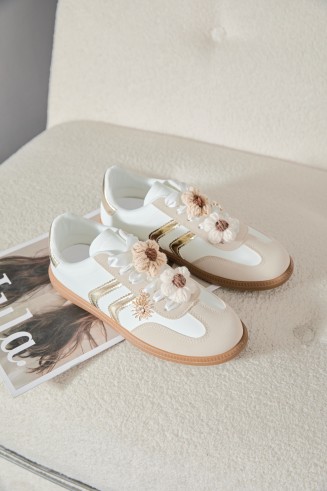 Baskets fleurs tricot beige