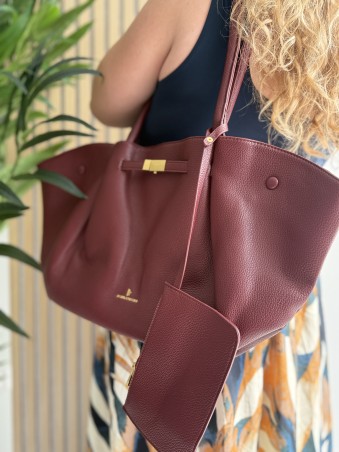 Sac à main en vinyle & sa pochette rouge bordeaux Isis
