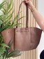 Sac à main en vinyle & sa pochette couleur marron Isis
