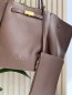 Sac à main en vinyle & sa pochette couleur marron Isis