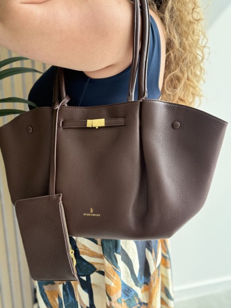 Sac à main en vinyle & sa pochette chocolat Isis