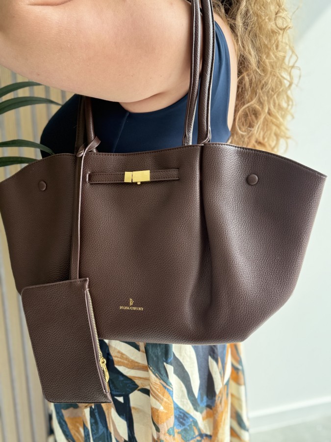 Sac à main en vinyle & sa pochette chocolat Isis