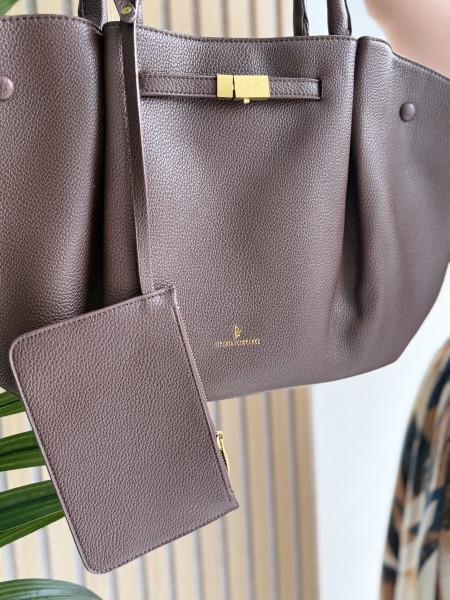 Sac à main en vinyle & sa pochette chocolat Isis