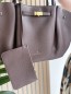 Sac à main en vinyle & sa pochette chocolat Isis