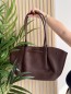 Sac à main en vinyle & sa pochette chocolat Isis