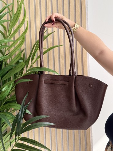 Sac à main en vinyle & sa pochette chocolat Isis