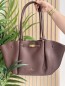 Sac à main en vinyle & sa pochette chocolat Isis
