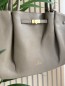 Sac à main en vinyle & sa pochette couleur kaki Isis
