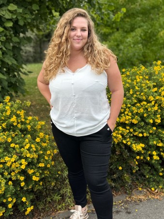 Jeans noir avec boutons strass coeurs