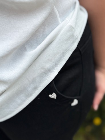 Jeans noir avec boutons strass coeurs