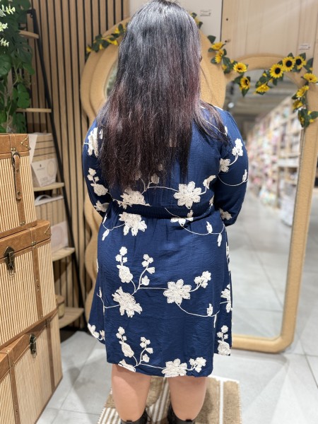Robe courte bleu broderie fleurs blanches Rita