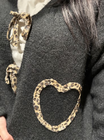Gilet deux coeurs brodés et noeud léopard beige Adriana