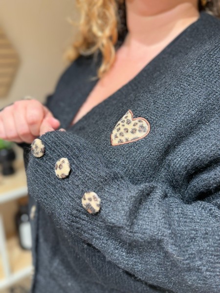Gilet doux boutons et coeur léopard noir Juliana